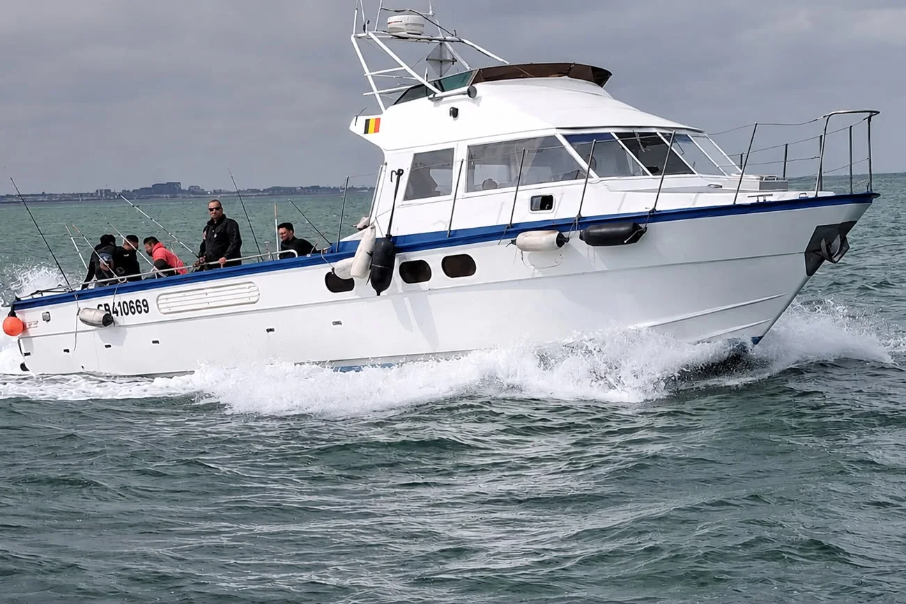 Charterboot Invictus varend op zee