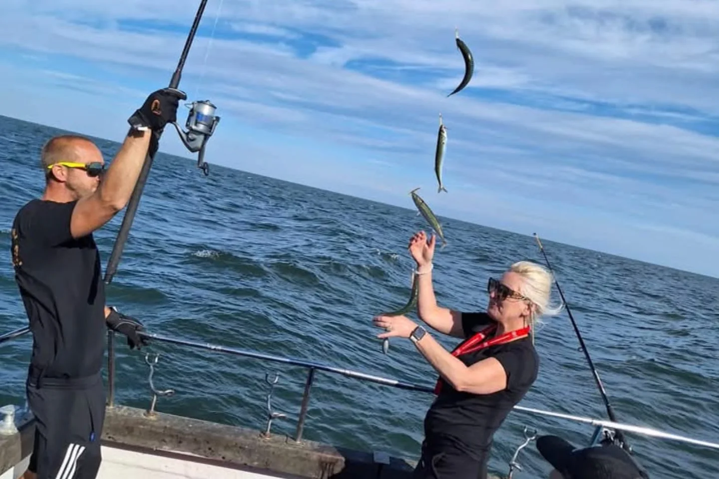 Sportvissers halen meerdere makrelen binnen op zee