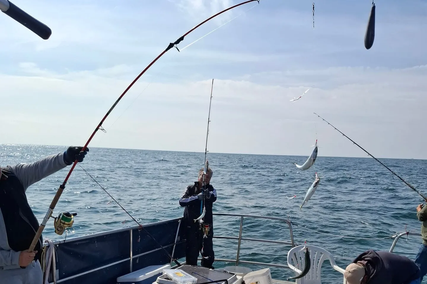 Sportvissers tijdens zeevissen en ankervissen op de Noordzee
