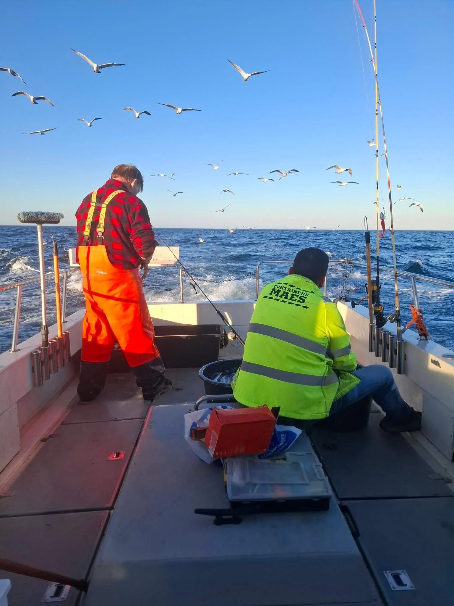 Bemanning tijdens het wrakvissen op zee