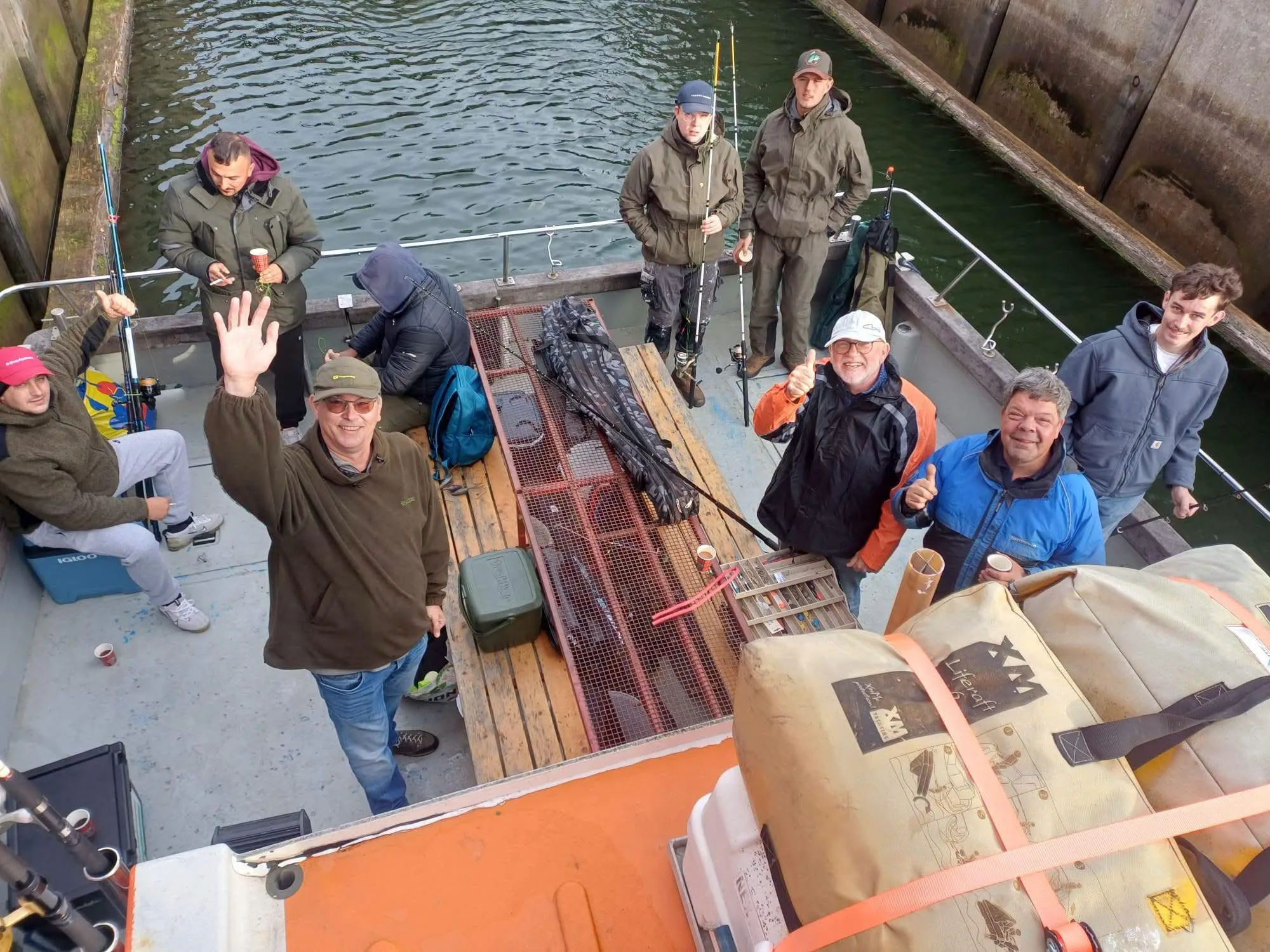 Groep zeevissers aan boord tijdens een vistrip in Zeeland