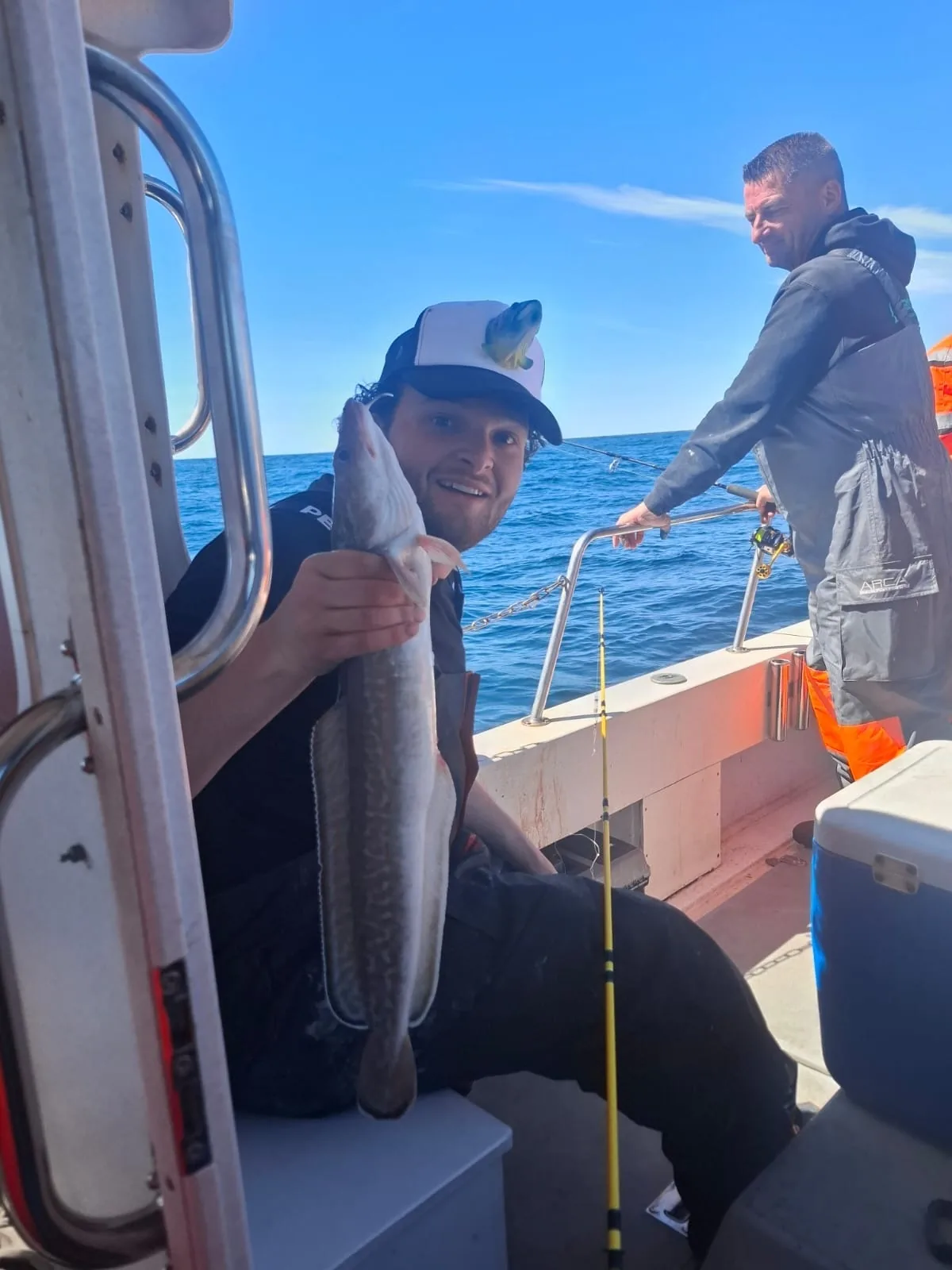 Sportvisser met gevangen vis aan boord bij Hirtshals